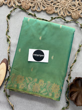 Indupriyaa Perrot Green  Handloom Soft Silk Saree With Rich Pallu